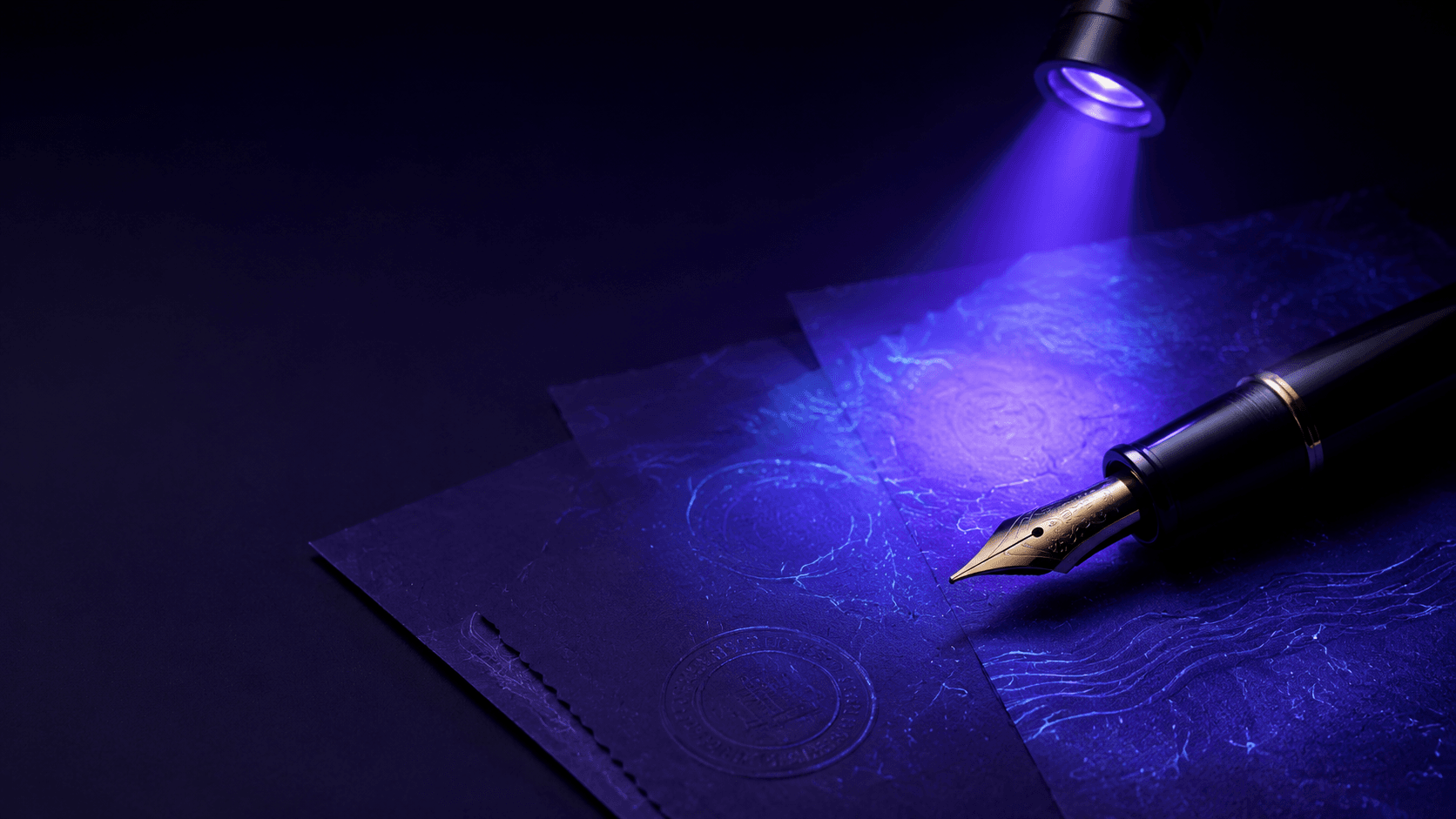 Documento y pluma examinados bajo luz ultravioleta